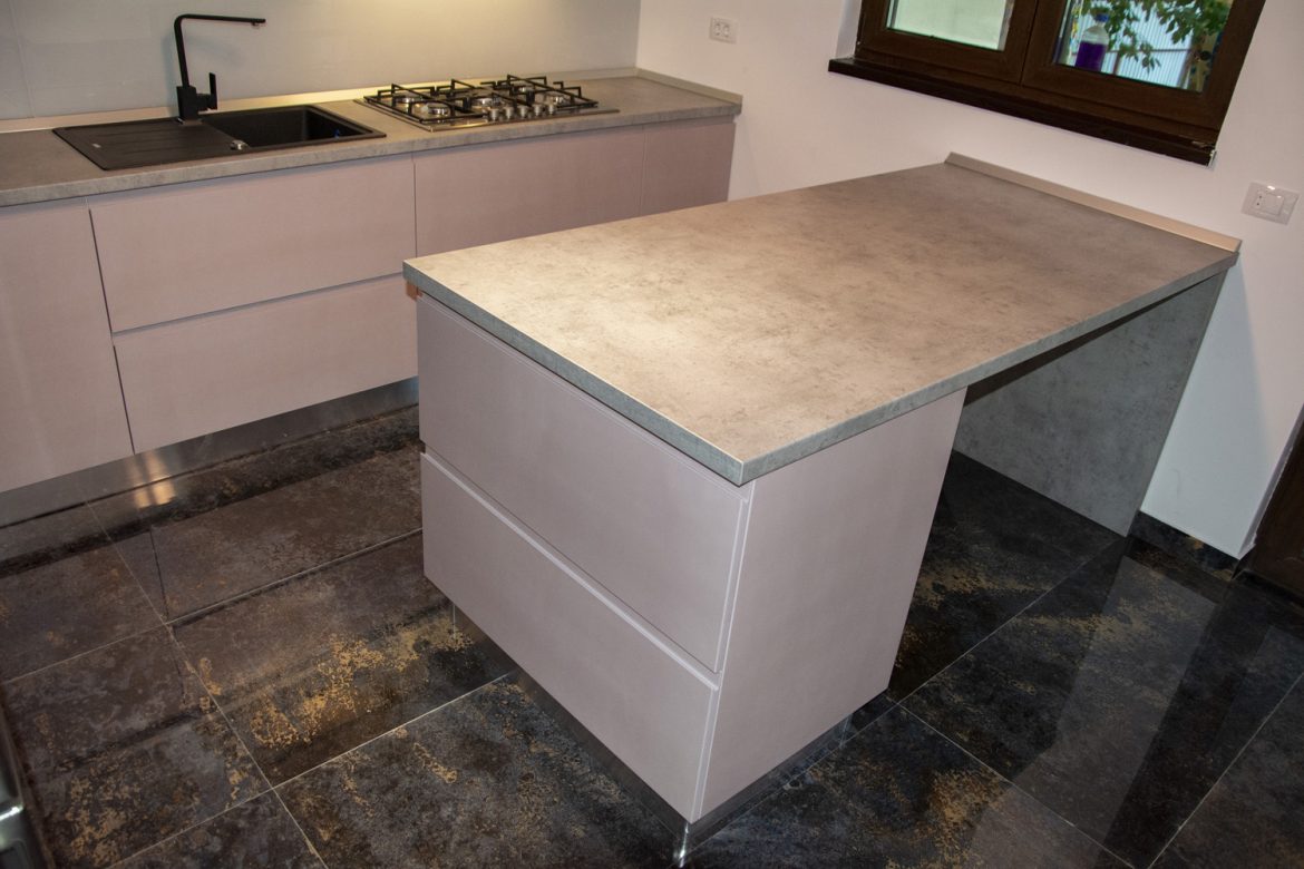 detali insula cu sertare siletioase cu blat termorezistent