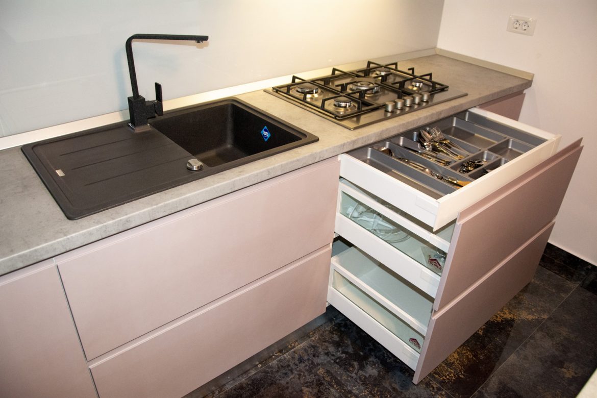 sertare antaro blum cu laterale din sticla si usi din mdf vopsit