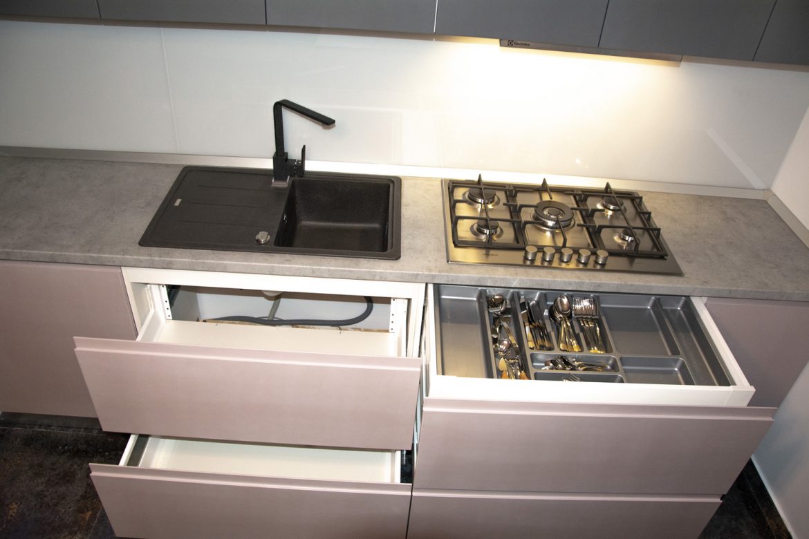 sertare silentioase antaro blum cu lateral din sticla