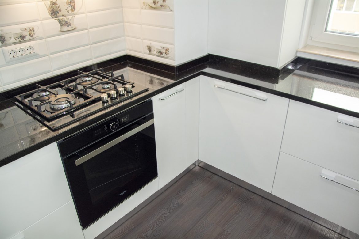 corp cu cuptor electric si plita pe gaz neagra