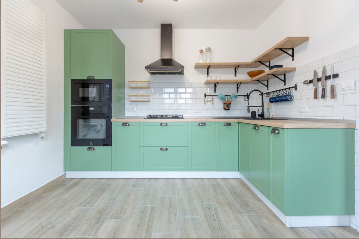 bucatarie clasica din mdf vopsit mat Ral 6021 Verde Prafuit cu accesori blum si blat termorezistent