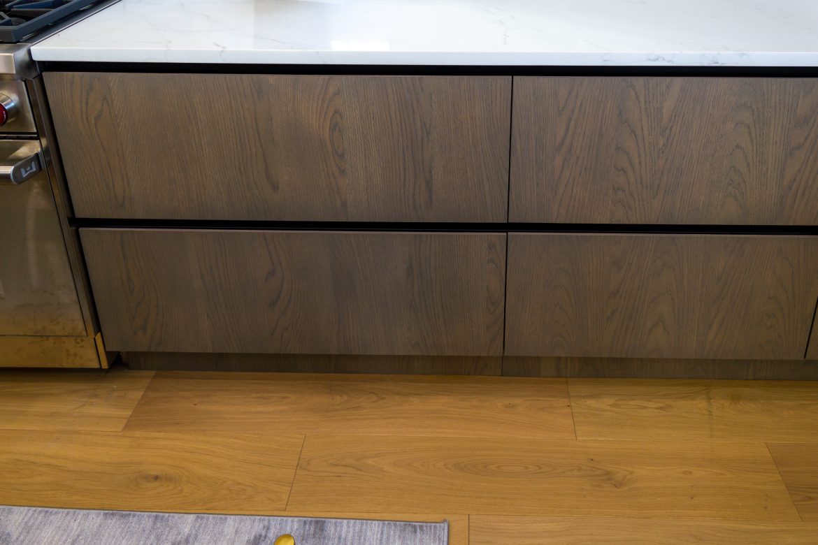 bucatarie moderna stejar furniruit la comanda sertare Blum Legrabox Yulmob